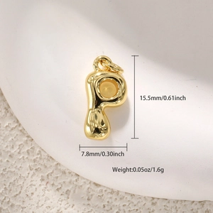 Detalle del colgante letra P bañado en oro de 18k con medidas y peso del producto
