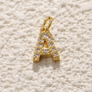 Detailopname van vergulde letter A hanger met zirkonia inleg voor doe-het-zelf sieraden maken