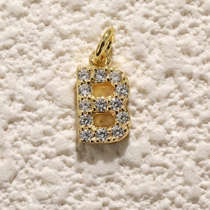 Detail van de 18K vergulde letter B hanger met fonkelende zirkonia steentjes en oogje