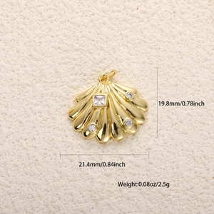 Détail d'un pendentif coquillage doré serti de zircon et dimensions de l'article