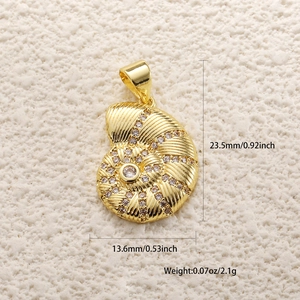 Vue détaillée d'un pendentif coquillage de 23,5mm avec oxydes de zirconium et cuivre plaqué