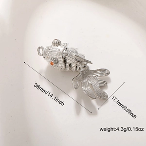 Detailansicht eines Koi-Fisch-Anhängers mit Maßen von 36 mm x 17,7 mm und 4,3 g Gewicht