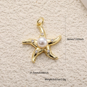 Détail du pendentif étoile de mer avec perle blanche et zircons, taille 26mm x 21,5mm