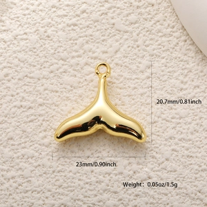 Détail du pendentif queue de baleine doré poli avec dimensions de 20,7 mm sur 23 mm