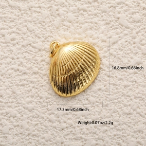 Vue macro d'un pendentif en forme de coquille dorée avec textures et dimensions détaillées