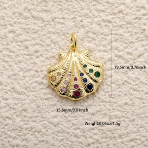 Vue détaillée d'un pendentif coquillage doré avec pierres de zircone en dégradé de couleurs