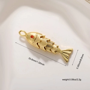 Beweglicher Koi-Anhänger aus 14k vergoldetem Kupfer mit rotem Zirkonia-Auge Detail