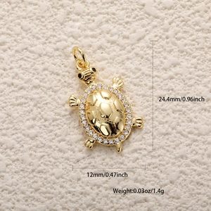 Vue macro d'un pendentif tortue dorée avec cristaux blancs et mesures précises