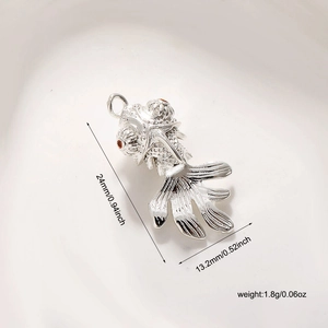 Silberner Koi-Fisch-Anhänger mit orangefarbenem Edelsteinauge und 24 mm Abmessungen