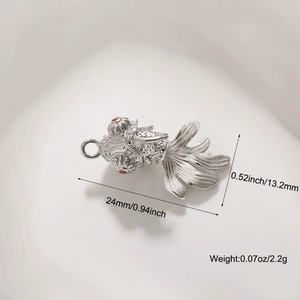 Detailansicht Koi-Fisch Anhänger in Silber mit roten Steinen und Größenmessung 24mm