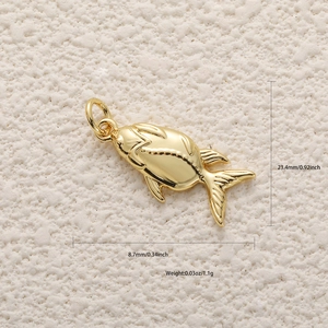 Vue détaillée d'un pendentif poisson de 23,4 mm avec texture d'écailles et plaqué or