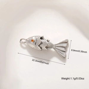 Makroansicht des beweglichen Koi-Fisch-Anhängers in Silber mit Maßen 22,3 mm mal 8,9 mm