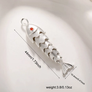 Detailansicht des silbernen Fisch-Anhängers mit 44mm Länge und rotem Edelstein-Auge
