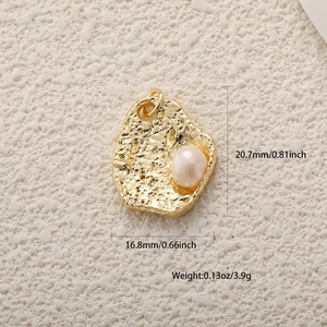 Détail du pendentif en or martelé avec perle et mesures de taille 20,7 mm x 16,8 mm
