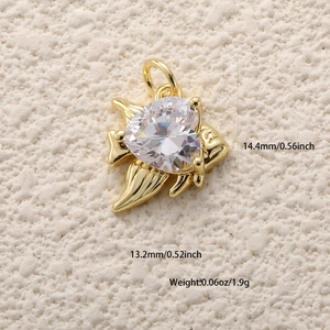 Vue macro du pendentif poisson plaqué or avec cœur en zircon et dimensions précises