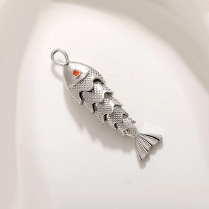 Beweglicher Koi-Fischanhänger in Silber mit roten Edelsteinaugen auf weißem Tablett