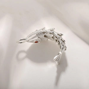 Silberner Koi-Fischanhänger mit roten Steinaugen und Gliederstruktur für DIY-Schmuck