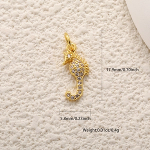 Pendentif hippocampe doré avec incrustations de zircon blanc et taille de 17,9 mm