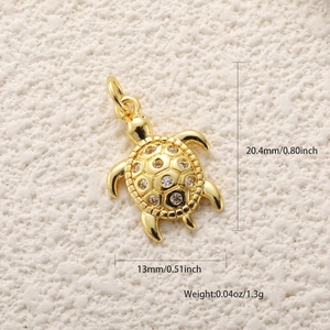Détail macro du pendentif tortue avec incrustation de zircone et dimensions 20,4x13mm