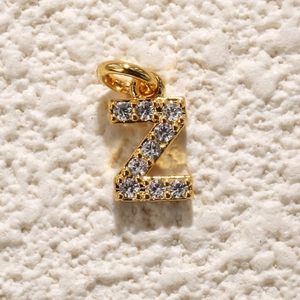 Macro-detail van vergulde letter Z hanger met zirkonia voor DIY sieraden maken hobby