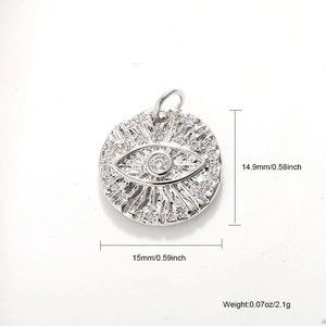 Vue macro détaillée du pendentif rond Evil Eye avec zircons et dimensions exactes