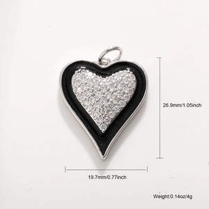 Vue détaillée du pendentif cœur dimensions 26,9mm x 19,7mm serti de zircons