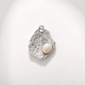 Pendentif étoile de mer argentée texturée avec perle blanche sur fond blanc pur