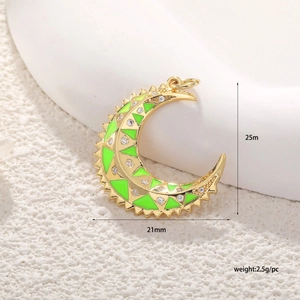 Detail eines 18k vergoldeten Mondanhängers mit grüner Emaille und Zirkon, 25x21mm