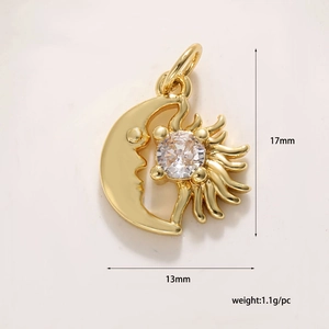 Nahaufnahme von 18k vergoldetem Mond-Sonne-Anhänger mit Zirkon für DIY-Schmuck