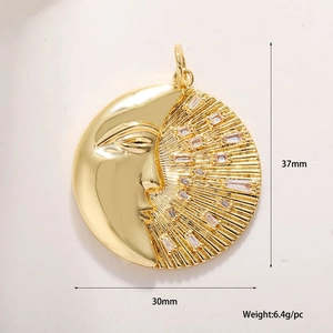 Detail eines 18k vergoldeten Mondanhängers mit Zirkonia-Strahlen, 37mm x 30mm
