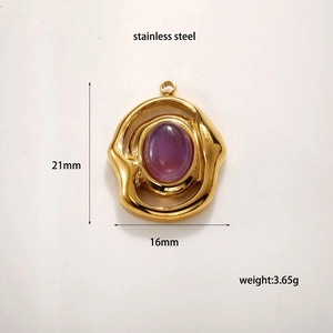 Goldener Edelstahl-Anhänger mit violettem Stein, Abmessungen 21 mm mal 16 mm