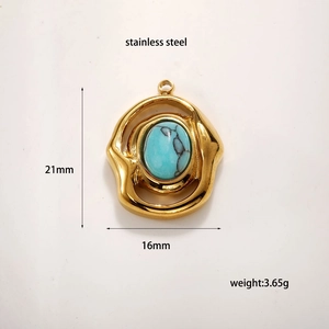 Detailansicht des Türkis-Anhängers aus Edelstahl mit Maßen von 21 mm x 16 mm und Gewicht