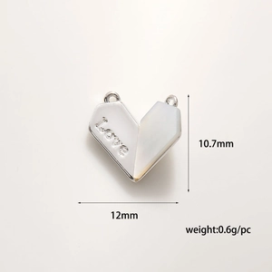 Λεπτομέρεια macro από μενταγιόν καρδιά 12mm με φίλντισι και χάραξη LOVE για DIY κοσμήματα