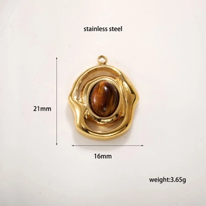 Makro-Detail des unregelmäßigen vergoldeten Edelstahl-Anhängers mit Tigerauge-Stein