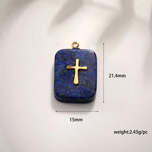 Detailansicht des Lapislazuli Kreuzanhängers mit Maßen 21,4 mm mal 15 mm