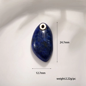 Polierter blauer Lapis-Lazuli-Anhänger mit Gold-Hardware auf weißem Hintergrund