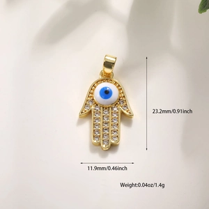 Détail du pendentif Main de Fatima avec Oeil Maléfique et zircons, taille 23,2mm x 11,9mm