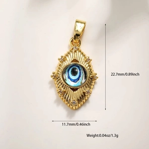 Pendentif œil grec doré avec pierres en zircon bleu et détails rayonnants de soleil