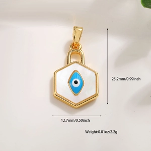 Vue détaillée du pendentif hexagonal Evil Eye avec nacre et placage en or fin