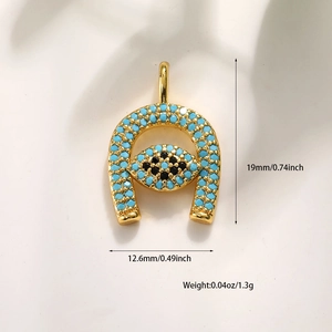 Détail macro du pendentif fer à cheval doré avec œil bleu en zircon et mesures