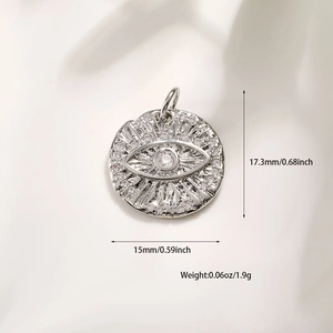 Détail macro du pendentif Mauvais Oeil en argent avec zircon et ses dimensions