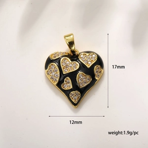 Vue détaillée du pendentif cœur en émail noir avec zircons blancs et finition dorée