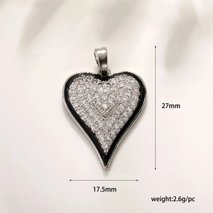 Vue macro du pendentif coeur 27mm avec incrustation de zircone et bordure en émail