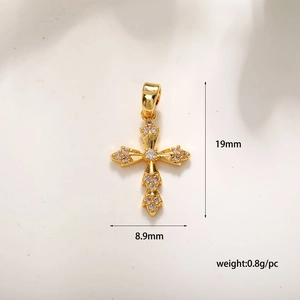 Macro-opname van gouden kruishanger met zirkonia en afmetingen van 19mm bij 8,9mm