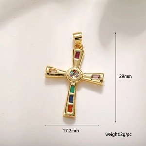 Gedetailleerd zicht op een gouden kruishanger met gekleurde edelstenen van 29x17,2 mm