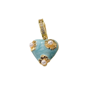 Pendentif cœur en émail bleu avec fleurs de perles et bélière en zircone doré