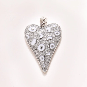 Colgante de corazón plateado con circonitas blancas y patrón de leopardo en esmalte