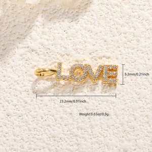 Vista macro del ciondolo LOVE dorato con zirconi e dimensioni dettagliate 23,2mm x 5,3mm