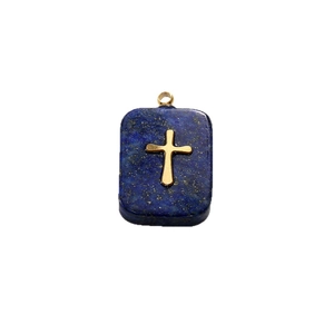 Rechteckiger Lapislazuli-Anhänger mit goldenem Kreuzinlay und Edelstahl-Aufhängung