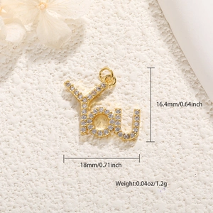 Dettaglio del ciondolo 'you' placcato oro 18K con pavé di zirconi cubici scintillanti